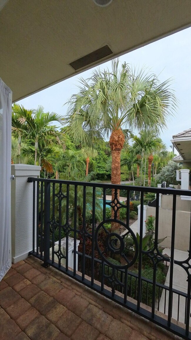 Building Photo - 1000 Palm Trail
