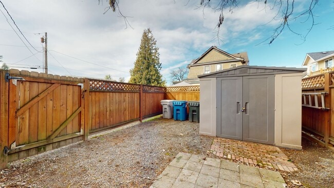 Building Photo - Charming Two Bedroom In the Heart of Downtown Kent !