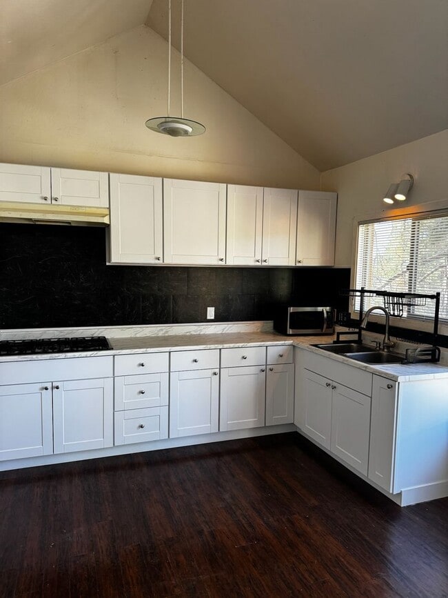 Building Photo - 405 - BEAVER DUPLEX