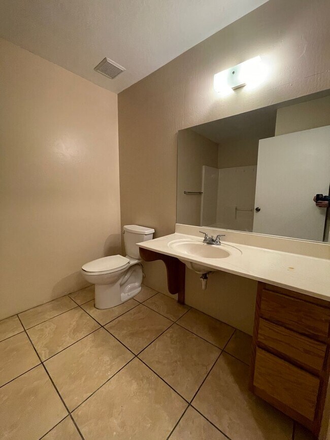Building Photo - 941 Gail Gardner Way