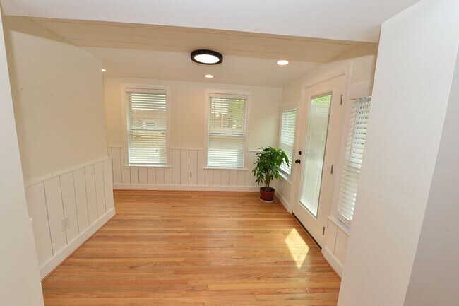 Building Photo - 817 Englewood Dr