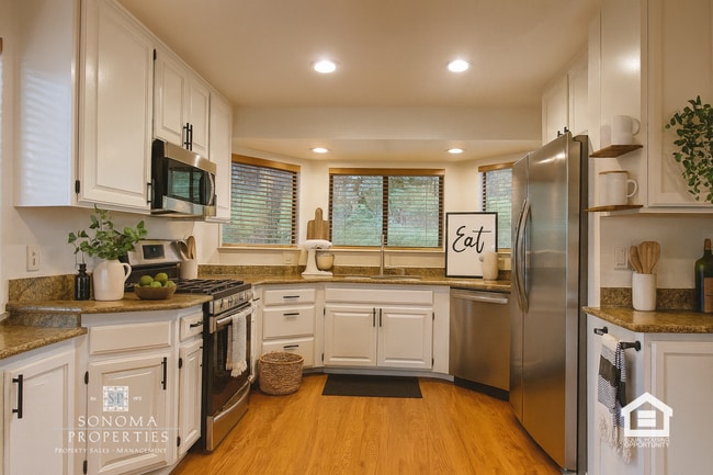 Building Photo - 3+ Bedroom / 2 Bathroom Home with Sunroom & Beautiful Views