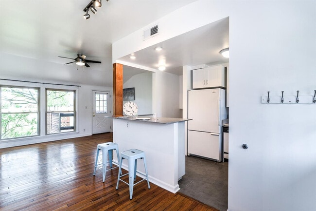 Building Photo - 2263 Parkwood Ave