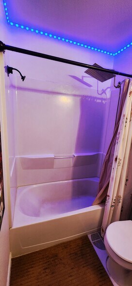 Full Bathroom - 976 Monroe Ave