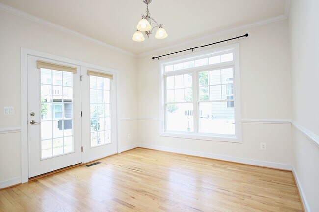 Building Photo - Spacious End-Unit Pantops Townhome