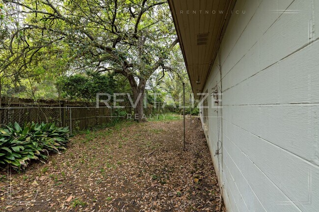 Building Photo - 3230 Greenleaf Ct