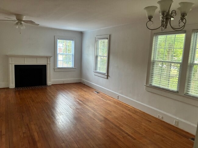 Building Photo - 906 Cherokee Rd