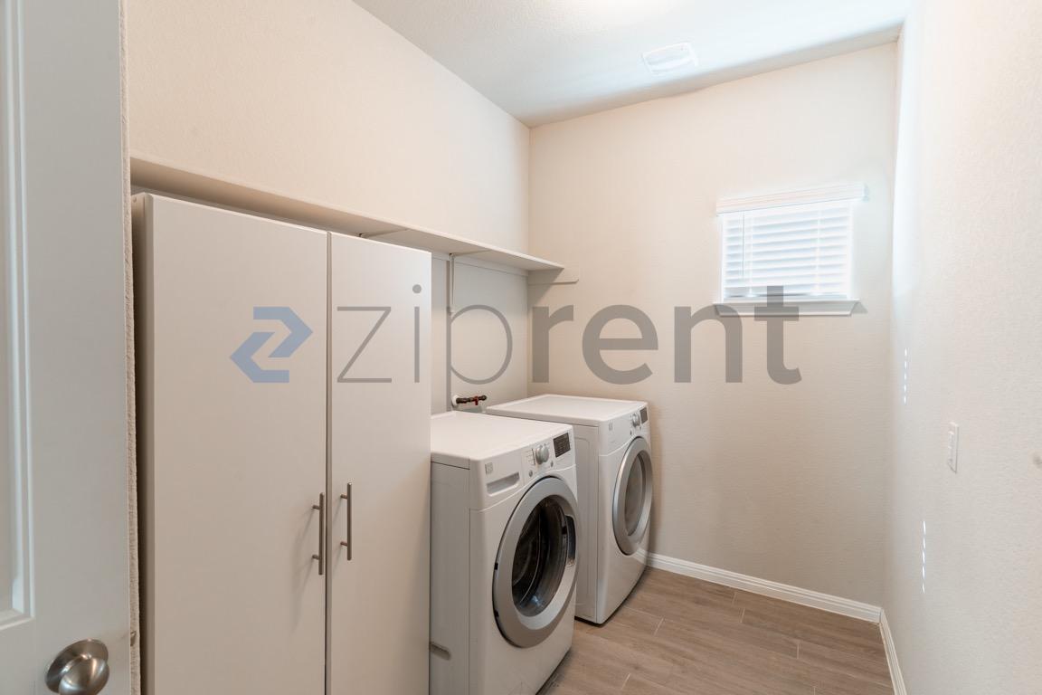 Building Photo - Unit