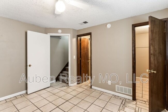 Building Photo - 10109 E 67th St