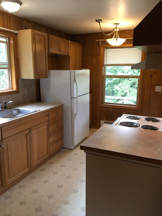 Building Photo - FIRNISHED Steilacoom 1bdr Apt w/ 1 car garage