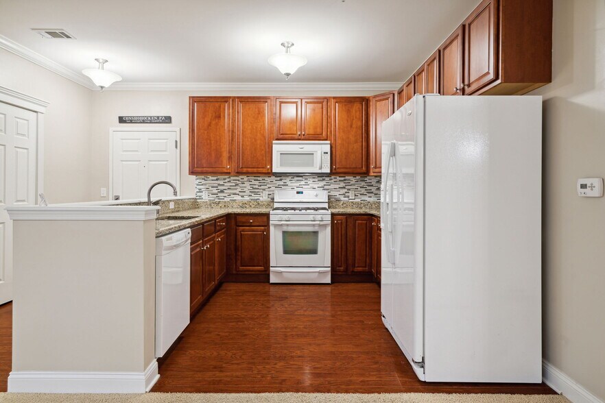 Building Photo - 300 W Elm St