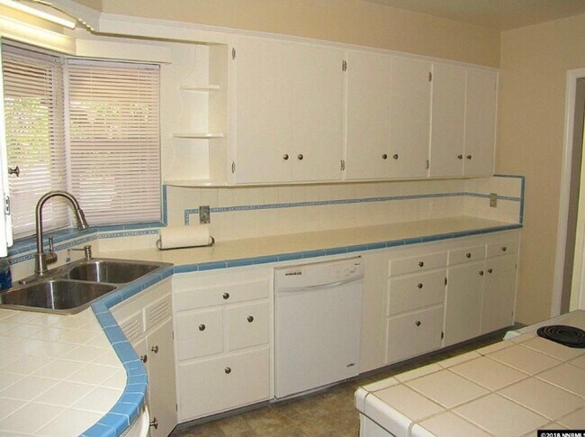 Building Photo - Available Mid-April – Beautiful 3 Bedroom Home on Hunter Lake Drive