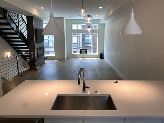 Building Photo - Gorgeous, Modern 3 Bedroom 4 Bathroom Townhouse Near Sloan's Lake