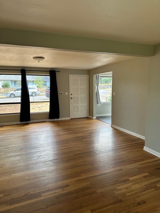 Building Photo - Available Now! 4 bed, 2 bath house in Shoreline!