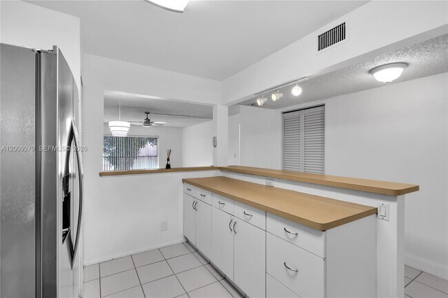 Building Photo - 8513 Old Country Manor