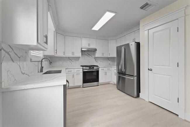 Building Photo - 1430 Suffield Ct