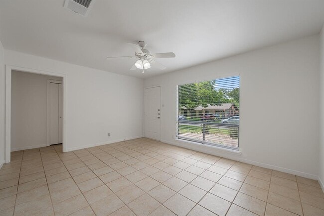 Building Photo - 7009 Isabelle Dr