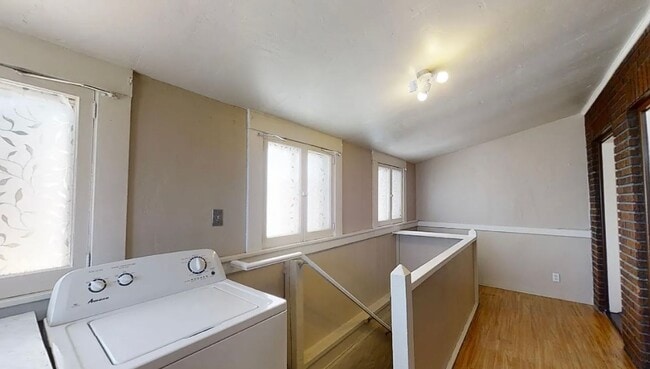 Building Photo - Charming four-bedroom home one block from UNR