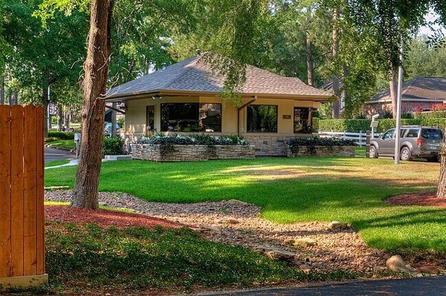 Building Photo - 1413 E April Villa