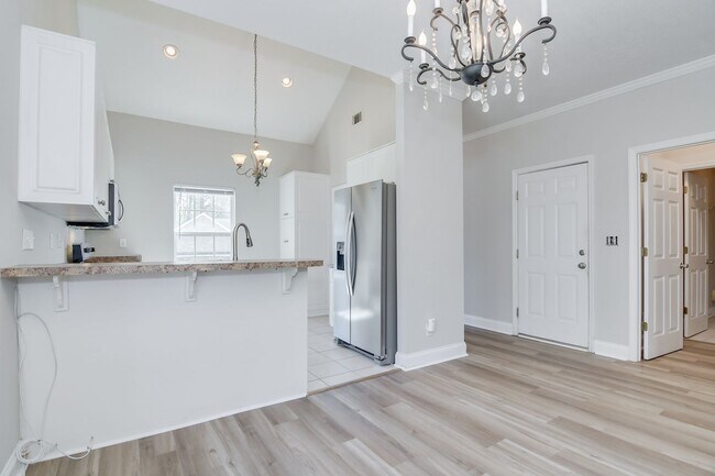 Building Photo - 3 Bedroom 2.5 Bath Townhouse