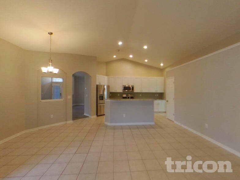 Building Photo - 9405 Sayre St