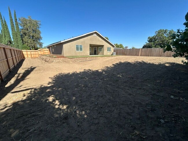 Building Photo - Brand New 3 Bedroom 2 Bathroom Home in Woodlake!