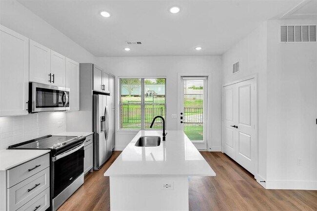 Building Photo - 1422 Forward Dr