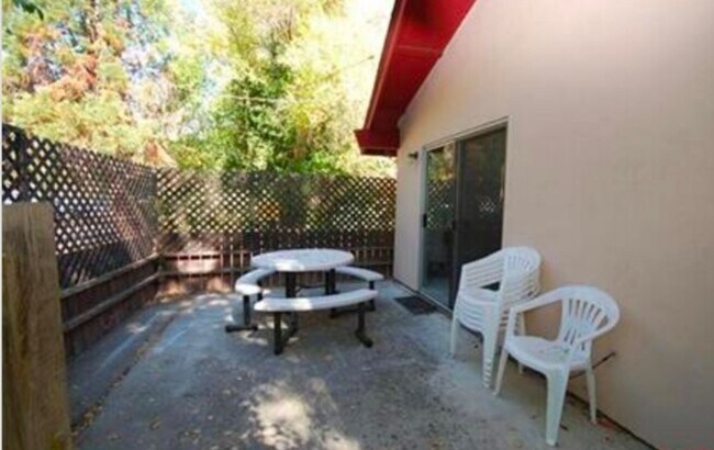 Building Photo - Cute 2 bedroom 1 3/4 bath