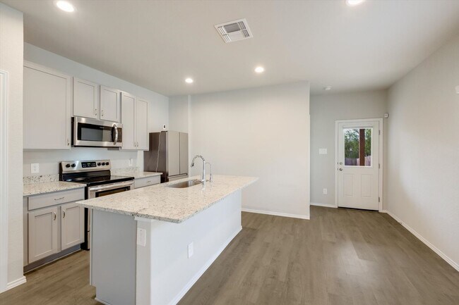 Building Photo - Well-Maintained Home with Modern Conveniences