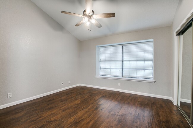 Building Photo - 2 Bedroom/2.5 Bath Edgecliff Subdivision