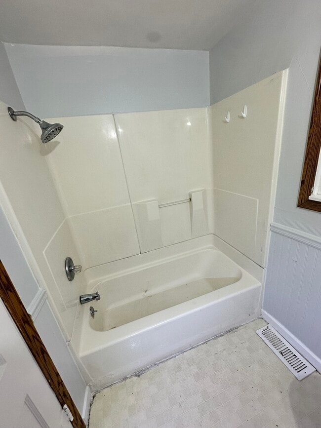 Building Photo - 1524 E 3rd Ave