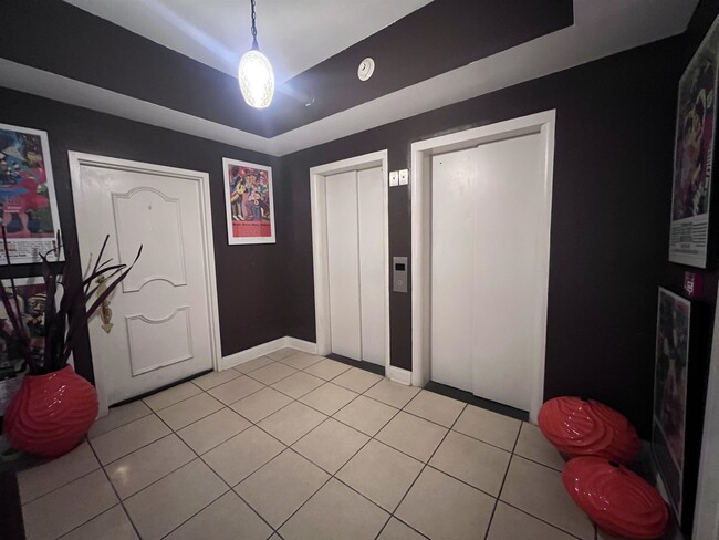 Building Photo - 10 N Main St