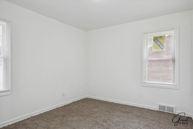Building Photo - $1,250 - Charming 3 Bedroom Bungalow - Det...
