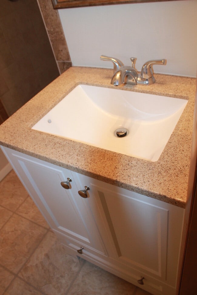 Building Photo - Fresh, Clean, Updated!