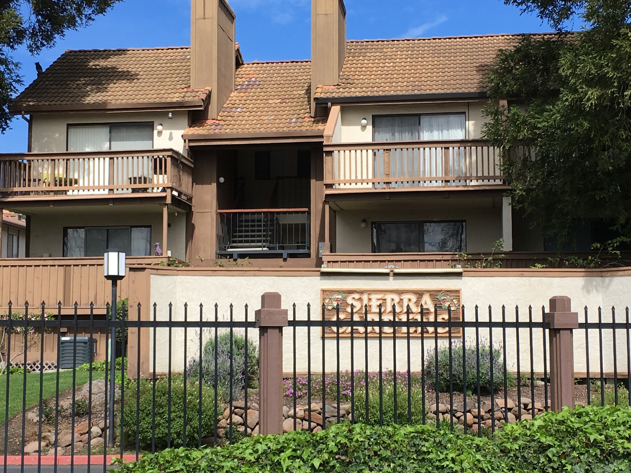 Building Photo - 2055 Sierra Rd