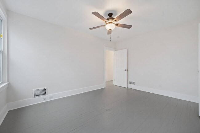 Building Photo - Newly Renovated 3 Bed, 1 Bath Home - Conveniently Located, Central AC & Heat - Available NOW in B...