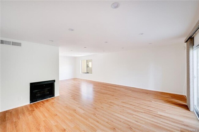 Building Photo - 7727 Vía Napoli