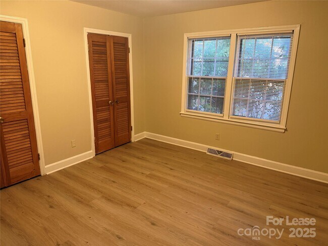 Building Photo - 3728 Dresden Dr E