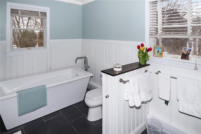 Building Photo - 641 Middle Rd