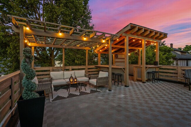 Building Photo - 1616 Pleasant St