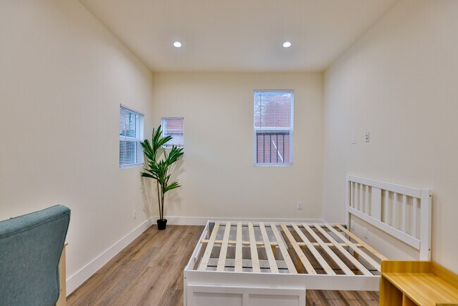 Building Photo - 910 W 23rd St