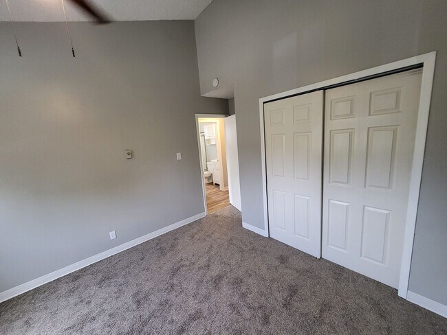 Building Photo - Vaulted Ceilings & Modern Two Bedroom in L...