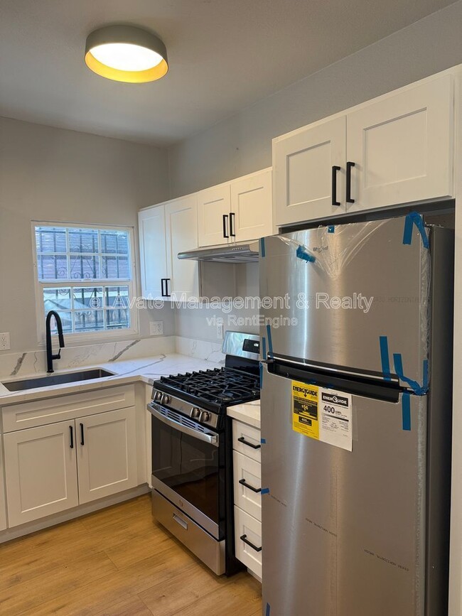 Building Photo - 1607 W 49th St