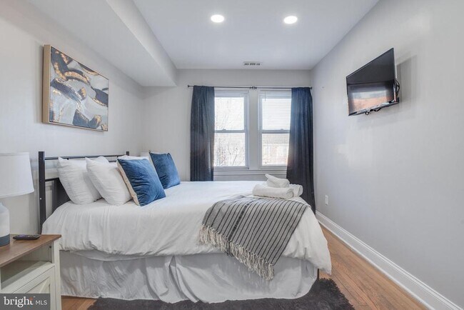 Building Photo - 1255 Raum St NE