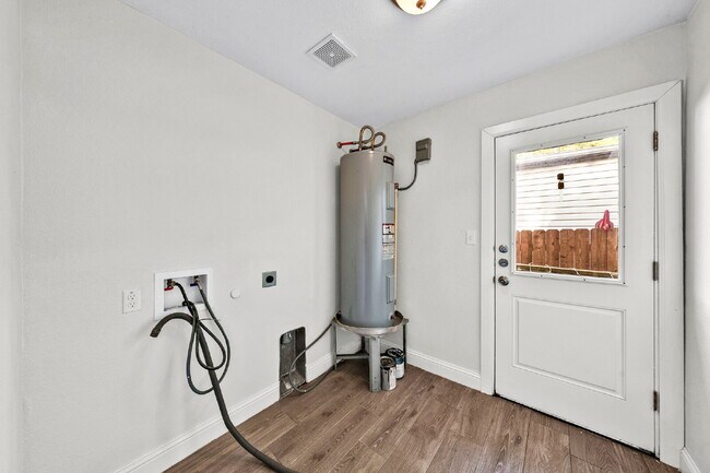 Building Photo - "Charming 3-Bed, 2-Bath Denison Home with Elegant Granite Countertops!"