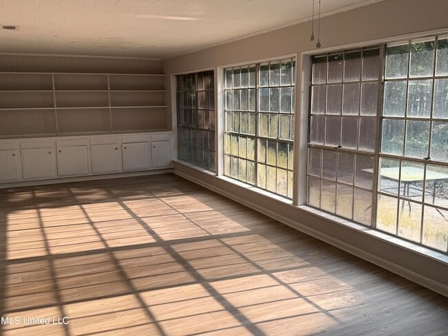 Building Photo - 609 Academy Dr