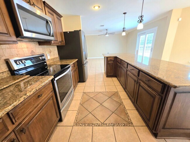 Building Photo - Beautiful 4 Bedroom Home for Lease!