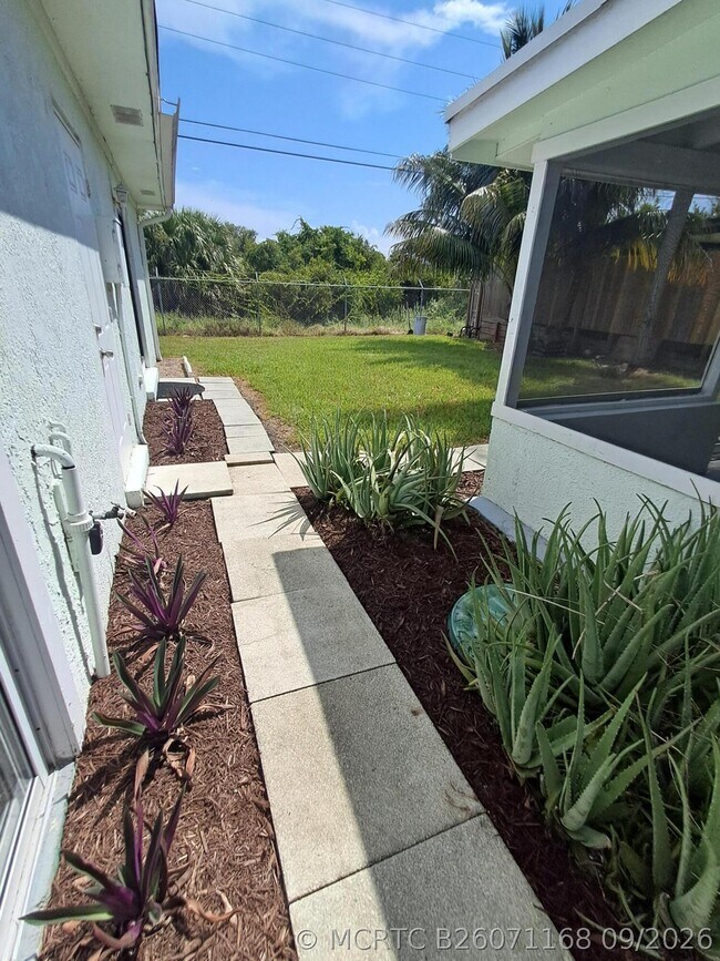 Building Photo - 3643 Betty Ann Ct W