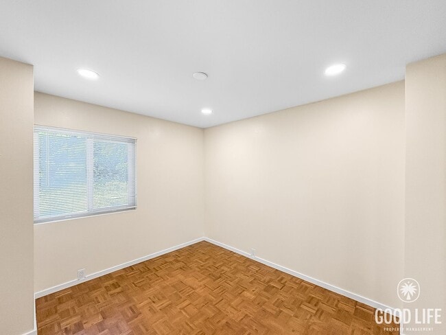 Building Photo - Peaceful and Spacious 3B/3BA condo with La...