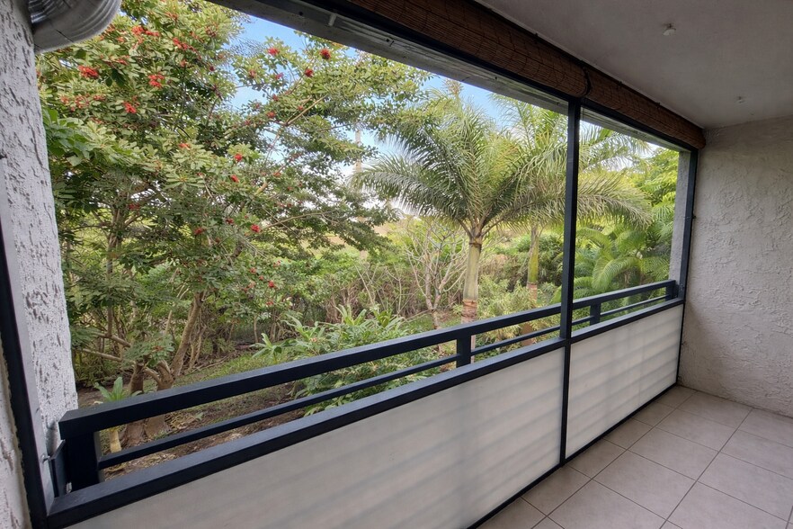 Building Photo - 5332 NE 6th Ave